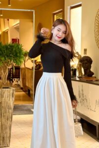 Áo len mỏng trễ vai